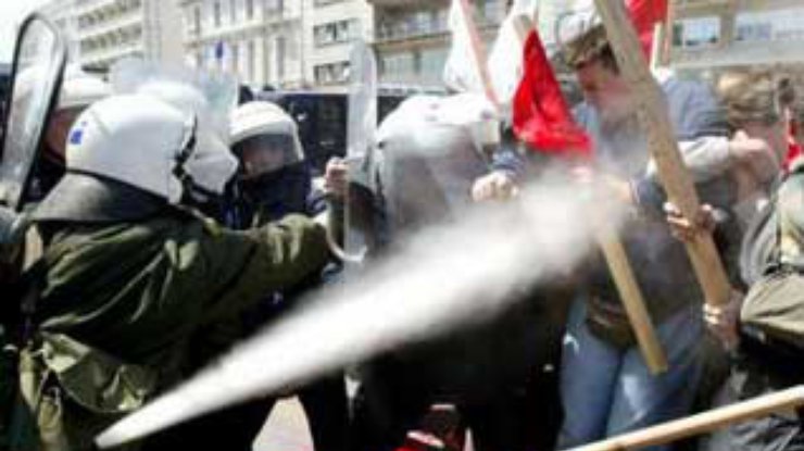 В Афинах проходят столкновения полиции с антивоенными демонстрантами