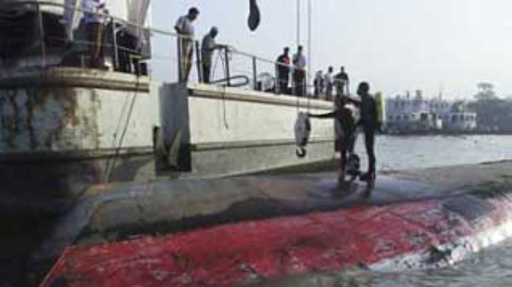 В результате катастрофы судна в Бангладеш погибли около 80 человек