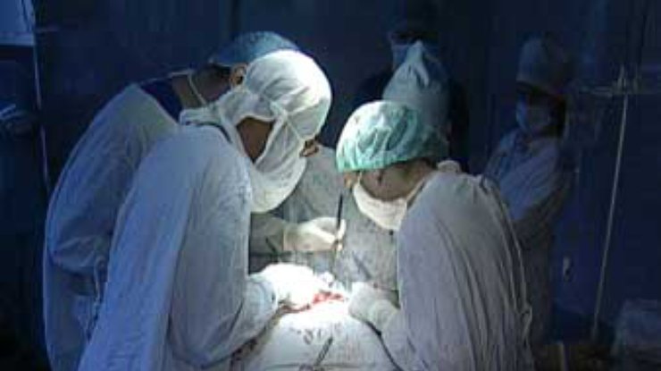 Українськi лiкарi провели унiкальну операцiю з пересадження частини печiнки