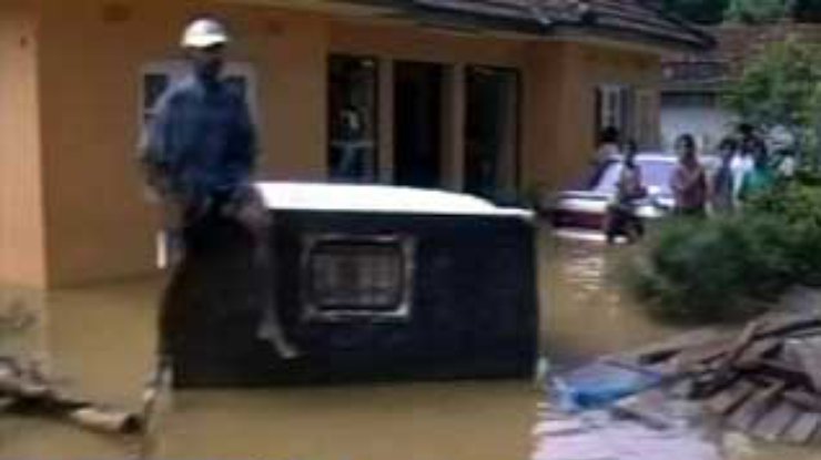 200 человек погибли, 300 тысяч остались без крова в результате наводнения в Шри-Ланке