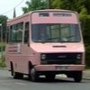 Нарушителей школьной дисциплины в Англии возят в розовом автобусе