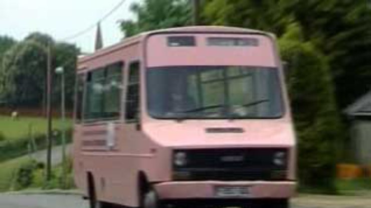 Нарушителей школьной дисциплины в Англии возят в розовом автобусе