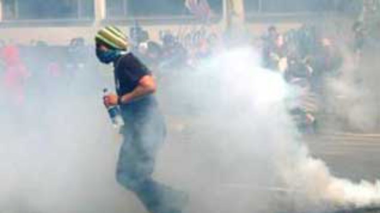 Антиглобалисты, осаждающие саммит "восьмерки", вступили в ожесточенные столкновения с полицией
