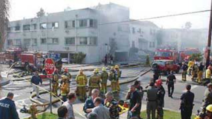 В Лос-Анджелесе одномоторный самолет упал на жилой дом