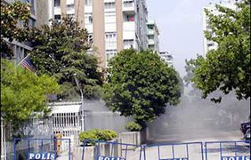 В американское консульство в Турции бросили две гранаты