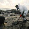 Нефть с затонувшего танкера "Престиж" снова загрязняет берега Галисии