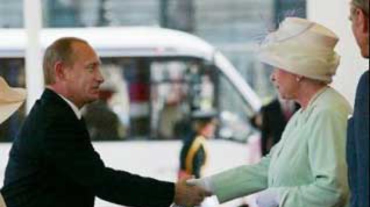 Путин опоздал на встречу с королевой Великобритании на 15 минут