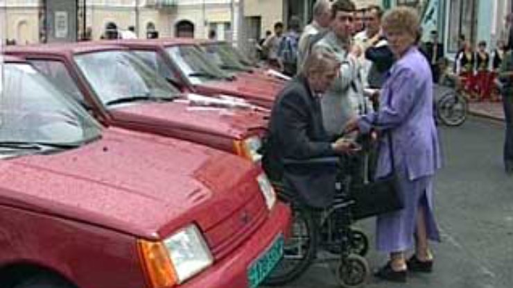 Янукович подарил инвалидам 14 автомобилей "Славута"