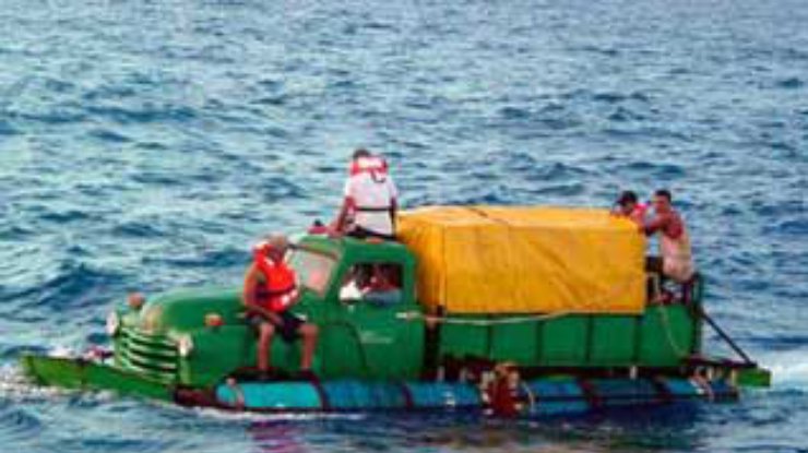 12 кубинских иммигрантов пытались "доплыть" до побережья США на старом грузовике