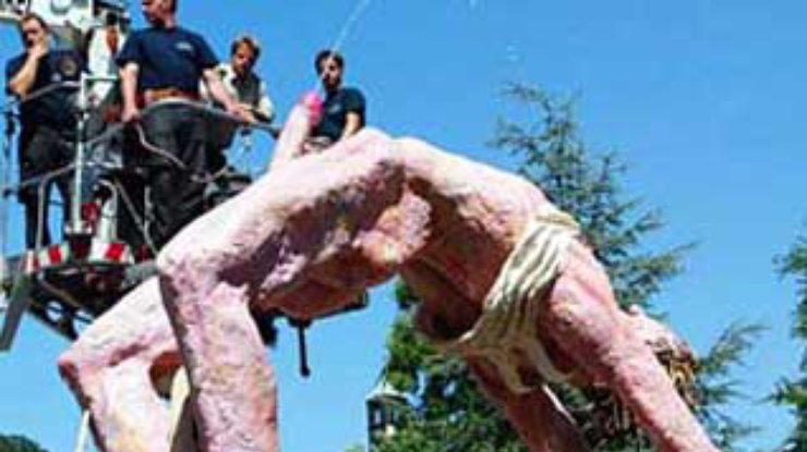 В Зальцбурге скандал из-за статуи голого человека