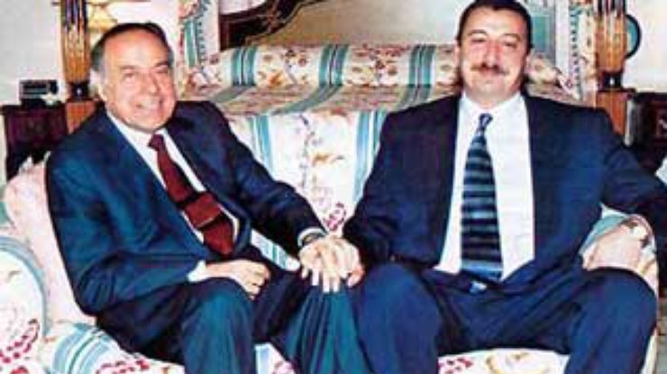 Гейдар Алиев передает власть сыну