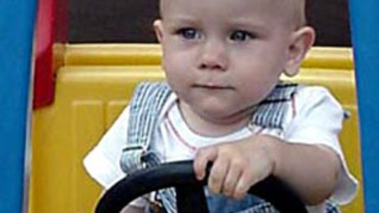 Двухлетний мальчик на игрушечном автомобиле задавил насмерть пенсионера