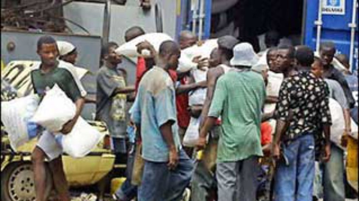 Тысячи либерийцев приняли участие в разграблении порта Монровии