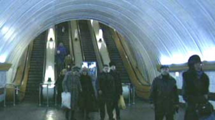 Киев намерен сделать доступной мобильную связь на всех станциях метро в 2004