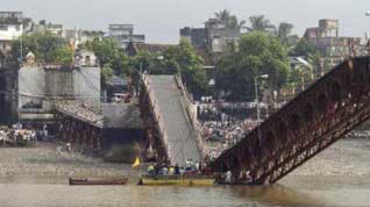 В Индии 32 человека получили травмы в результате обрушения моста