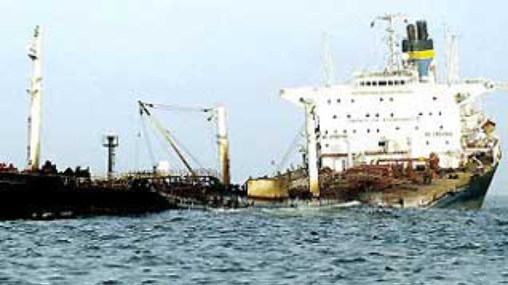 C греческого танкера в море вылилось еще 3,1 тысячи тонн нефти
