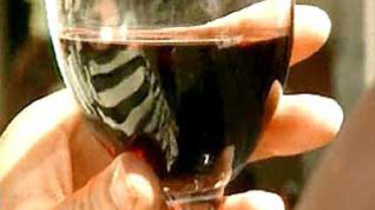 Красное вино благотворно влияет на курильщиков