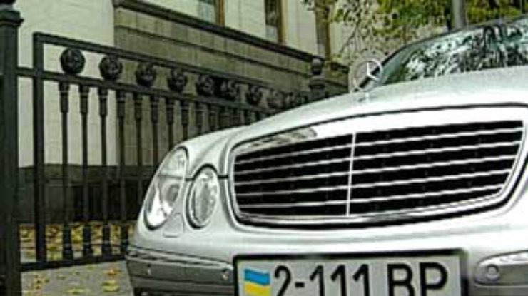 Депутатам запретят парковать автомобили на улице Грушевского