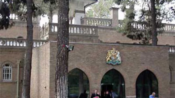 Великобритания закрыла посольство в Тегеране