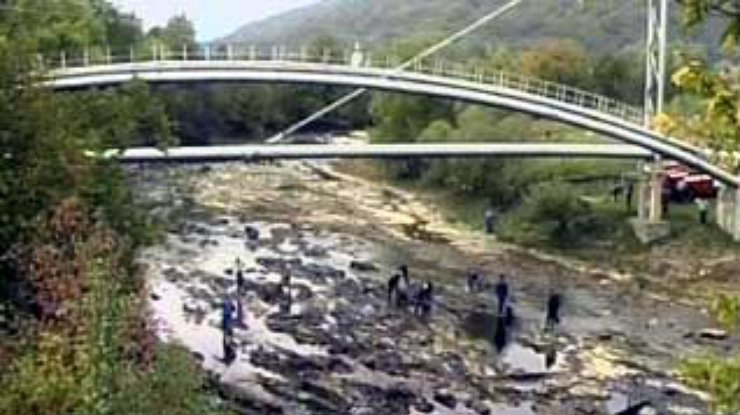 На реке Латорица уже собрано около 80 тонн нефтяной смеси