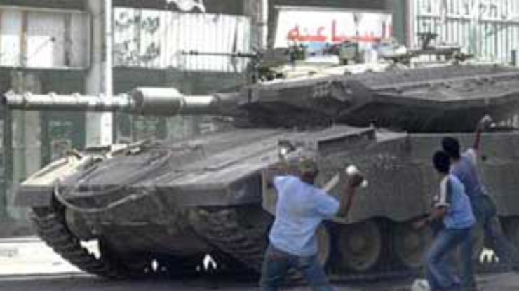 Десятки израильских танков вторгись в пределы лагеря палестинских беженцев (дополнено в 08:47)