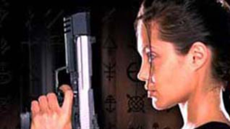Анджелина Джоли "прикрывается" татуировками