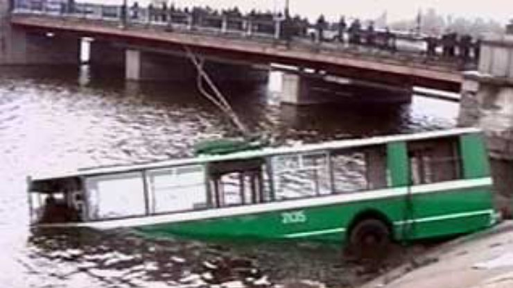 Донецк. В результате столкновения с маршруткой троллейбус упал в реку