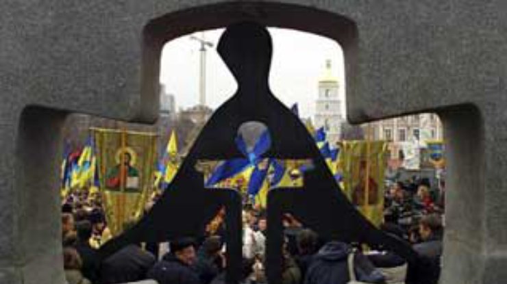 На Михайловской площади Киева прошла панихида в память о жертвах голодомора