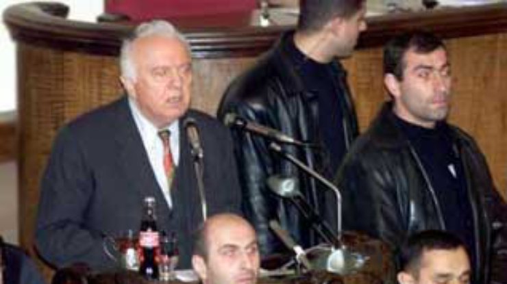Шеварднадзе заявил, что уйдет в отставку только конституционным путем