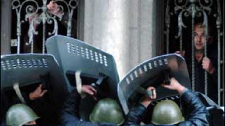 Оппозиция требует от Эдуарда Шеварднадзе в течение получаса заявить об отставке