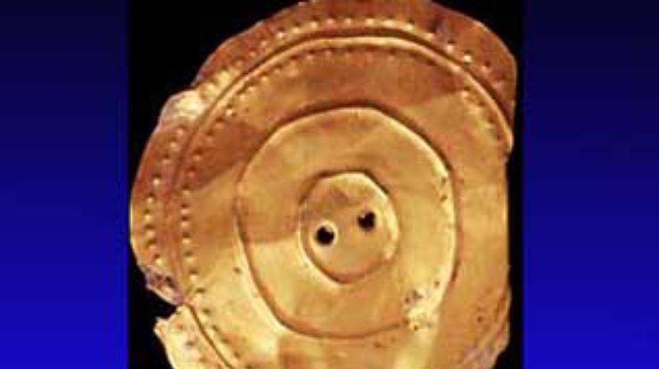 Британские археологи обнаружили солнечный золотой диск, которому 4 тысячи лет
