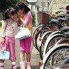 Власти Шанхая борются с велосипедами