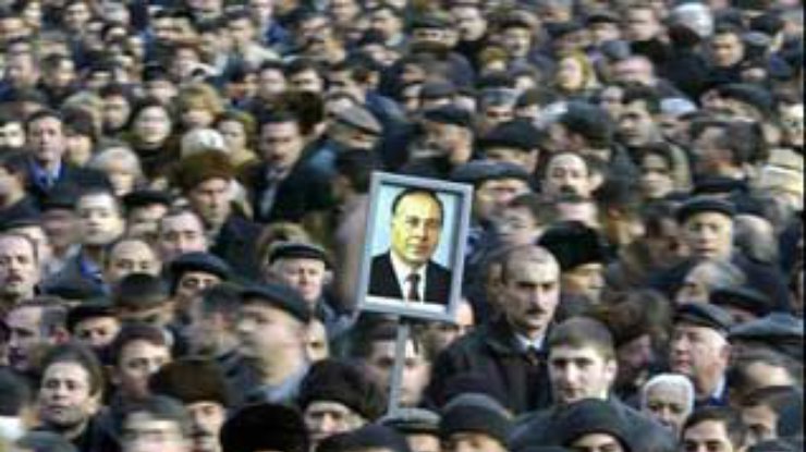 Сотни тысяч людей прибыли на церемонию прощания с Гейдаром Алиевым
