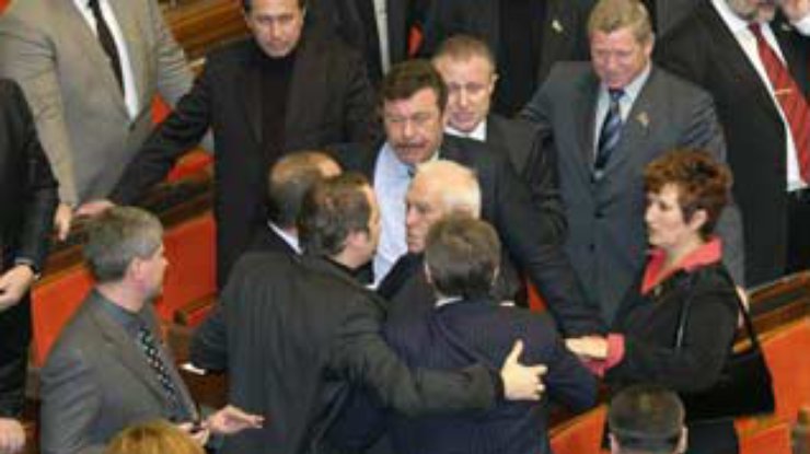 Депутаты подрались в Верховной Раде (дополнено в 12:01)