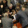 Депутаты оппозиционных фракций блокируют трибуну и президиум парламента Украины