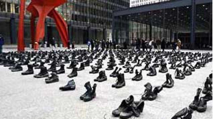 В память о погибших в Ираке солдатах на площади Чикаго выставили 500 пар армейских ботинок