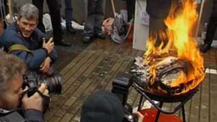 Под Кабмином горел костер из украинских книг