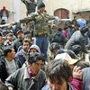 Заключенные в Боливии зашили губы и распяли себя на кресте