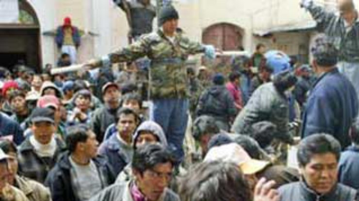Заключенные в Боливии зашили губы и распяли себя на кресте