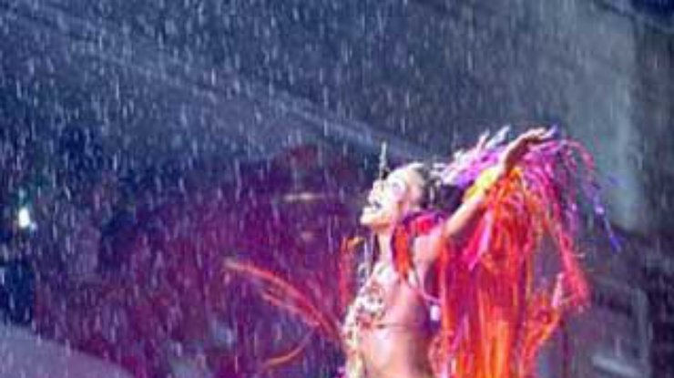 Финальный парад бразильского карнавала прошел под проливным дождем