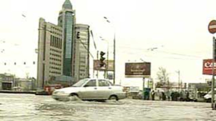 Даниловская площадь в центре Москвы из-за аварии на трубопроводе превратилась в озеро