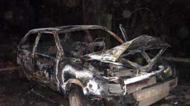 Огонь уничтожил автомобиль работника госслужбы