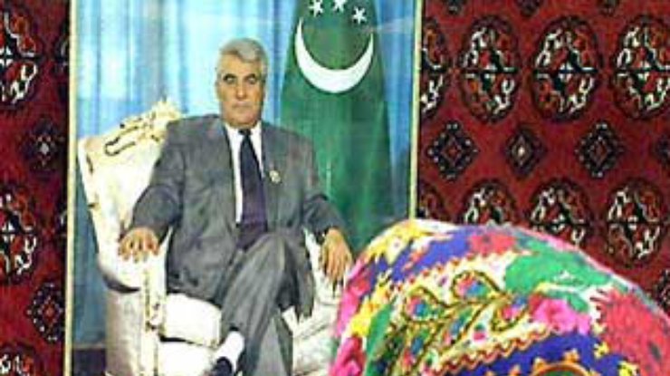 Туркменбаши объявил 2004 год годом своего отца