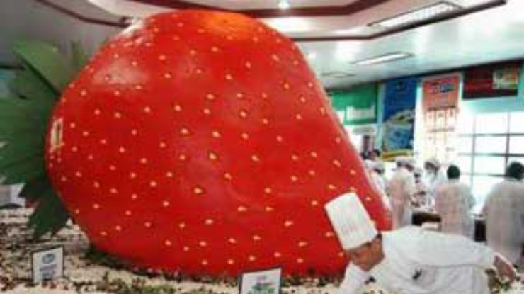 На Филиппинах испекли рекордный клубничный пирог