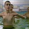 Юные заключенные могут плавать в бассейне
