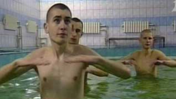 Юные заключенные могут плавать в бассейне