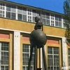 Завод "Украина" свято хранит памятник Ильичу