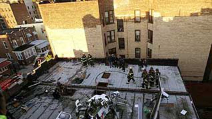 В Нью-Йорке на крышу жилого дома упал вертолет