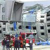 Четыре человека погибли при обрушении крыши в аэропорту Парижа (Дополнено)