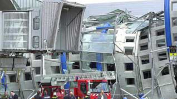 Четыре человека погибли при обрушении крыши в аэропорту Парижа (Дополнено)